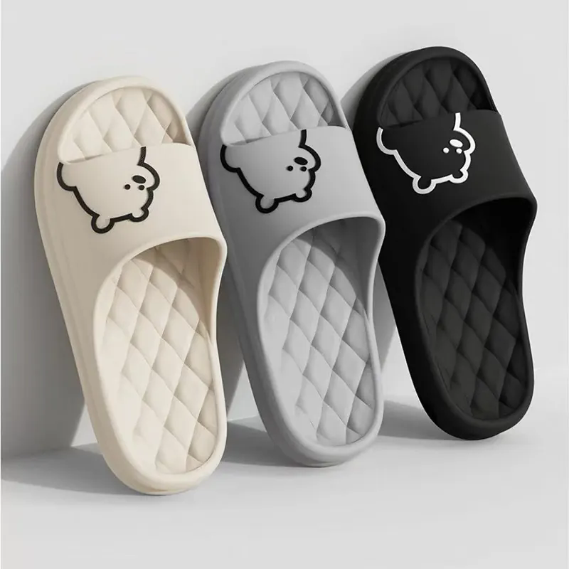 귀여운 곰 슬리퍼가 아늑한 집 생활의 필수품이 된 이유는 무엇입니까?