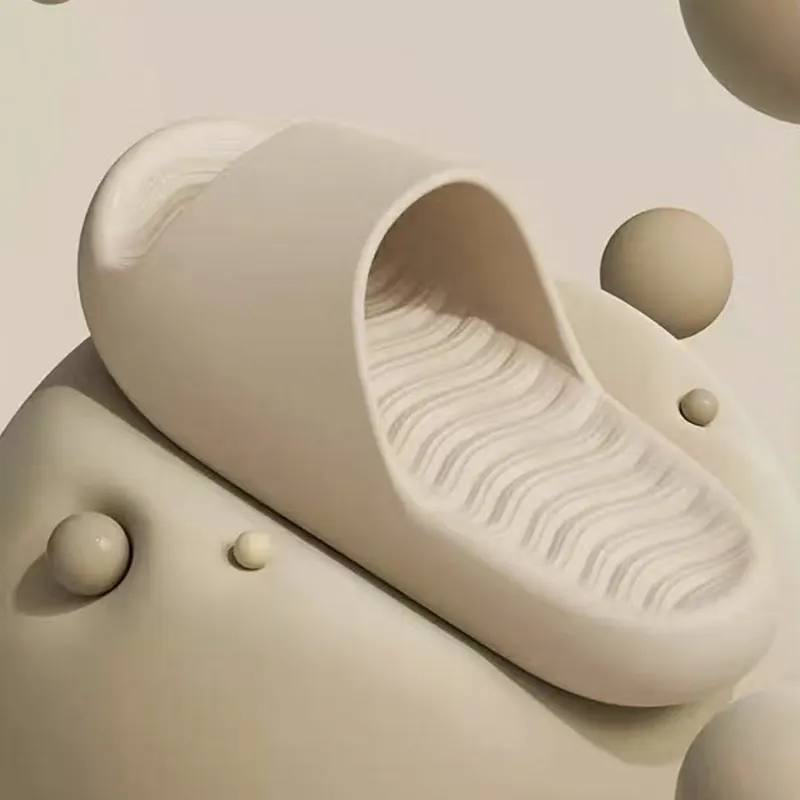 두꺼운 껍질을 벗긴 단색 슬리퍼